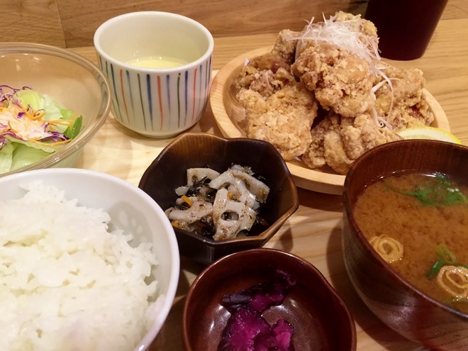 プレミアム唐揚げ定食の写真